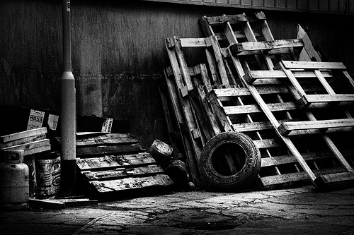 foto palets blanco y negro
